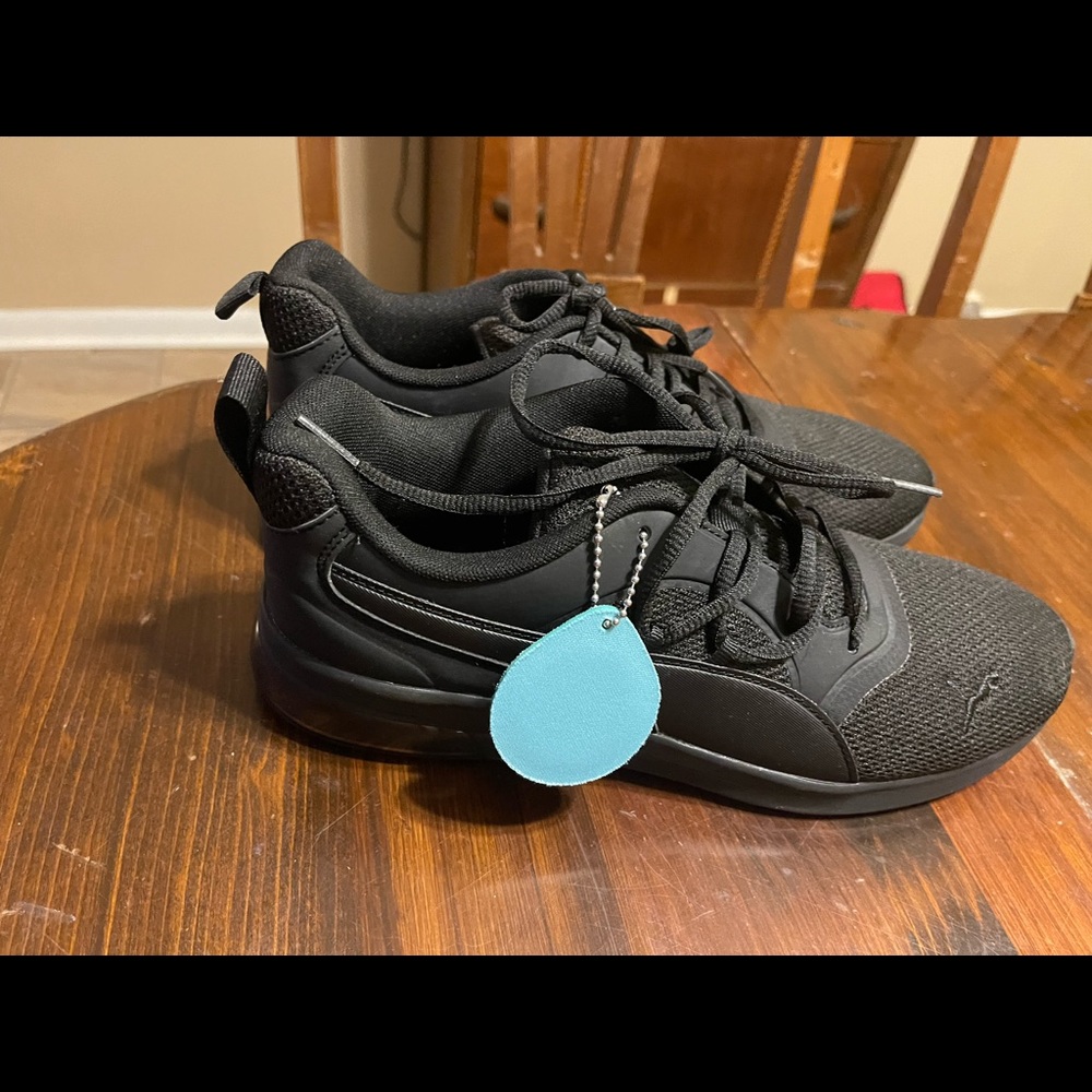 Mens sz 9 tennis shoe Puma